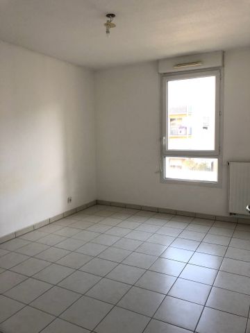 Appartement 3 pièces 60m2 MARSEILLE 12EME 967 euros - Photo 2