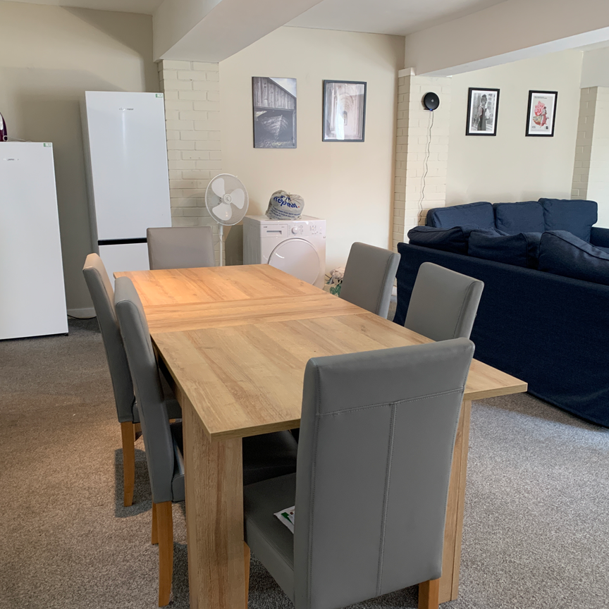 Lovely House Share property minutes from the Train Station Room 11 - Photo 1