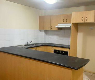 GROUND FLOOR UNIT! 2 minute walk to Shops & Station - Photo 6