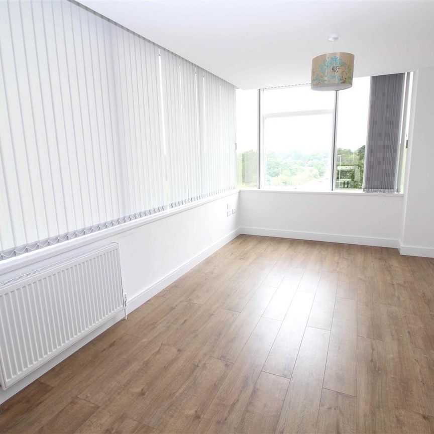 London Road, Lowfield Heath, Crawley - Photo 1