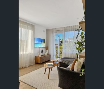 Village hotspot, walk to Balmoral with fabulous views - Photo 1