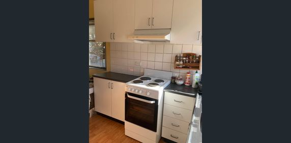 IN THE HEART OF PETERSHAM! - Photo 2