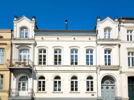 Traumhafte Wohnung mit Balkon u. EBK in Bestlage am Pfaffenteich! - Photo 1