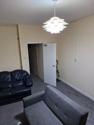 1 bedroom in a house share to rent - Photo 1