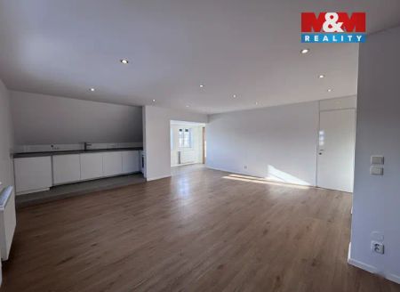 Pronájem podkrovního bytu 1+kk v Zákupech, 65 m - Photo 2