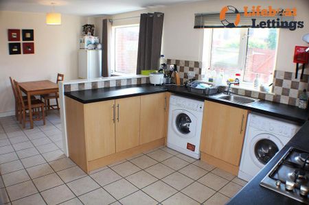 1 bedroom in a house share to rent - Photo 2