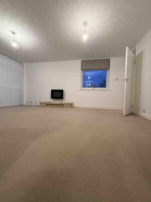 Spacious 3-Bedroom Flat to Let in Aylesbury - Photo 1
