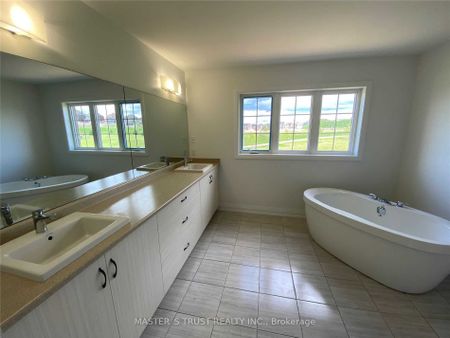 For Lease - 102 Frank Kelly Drive, East Gwillimbury, Ontario - Photo 5