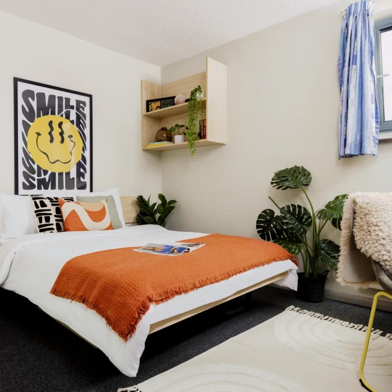 Extra Large Ensuite: Three Bed Flat - Photo 1