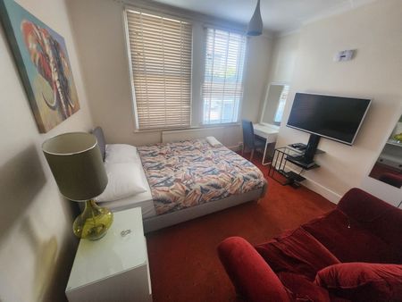 3 Bed Terraced House, Moffat Road, CR7 - Photo 4