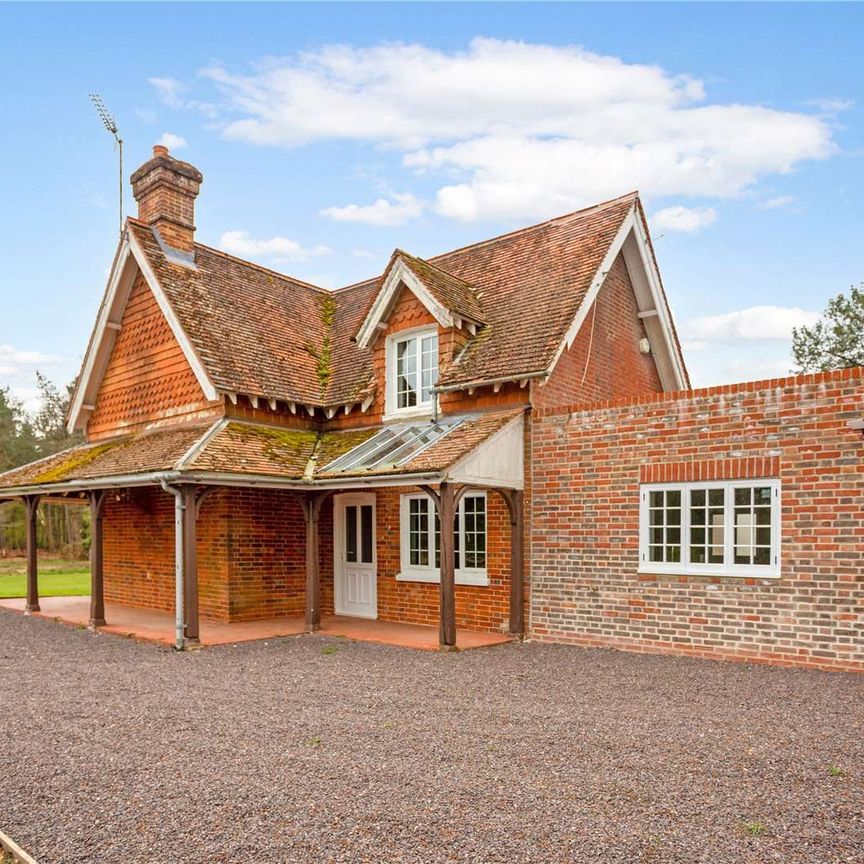 A beautifully refurbished cottage in an idyllic rural location with far reaching views. - Photo 1