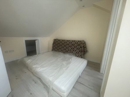 3 Bed Flat, Ilford Lane, IG1 - Photo 3