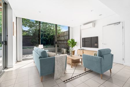 Modern Two Storey Apartment - Central Location - Photo 2