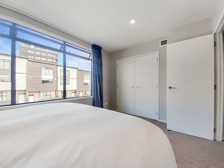 Eden Terrace Townhouse with two carparks! - Photo 5