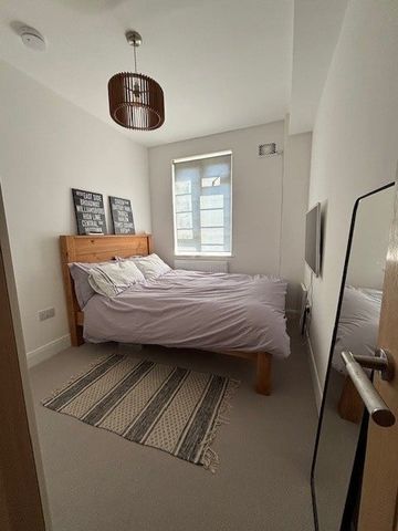 2 Bed Flat, Edge Hill, SW19 - Photo 2