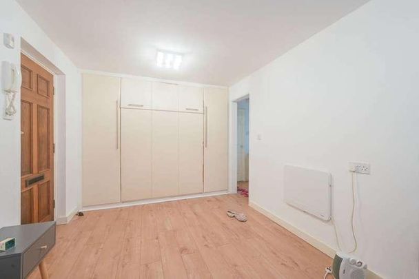 Elmley Close, Beckton, E6 - Photo 1