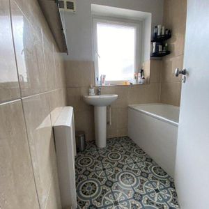 4 bedroom flat to rent - Photo 2