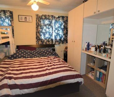 The Hawthorns, Colnbrook, Slough,SL3 - Photo 2