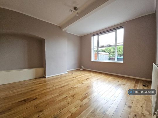 4 bedroom end of terrace house to rent - Photo 1