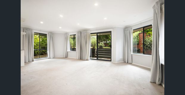 Lovely 3-bedroom townhouse - Photo 1