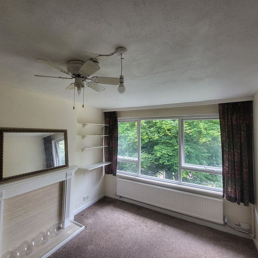 Delightful and large 2 bed Maisonette - Photo 1