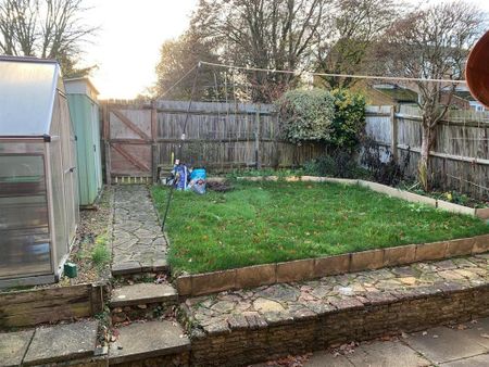 3 bedroom end of terrace house to rent - Photo 3