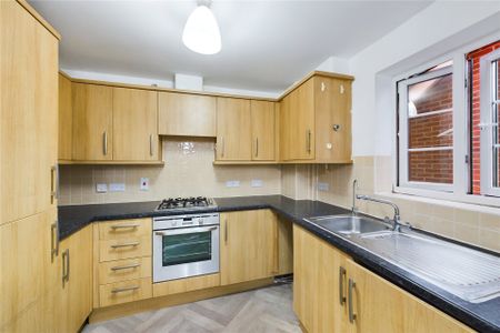 2 bedroom Flat in Squirrel Court, Aldershot - Photo 2