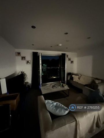 1 bedroom in a flat share to rent - Photo 2