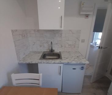 Studio Flat, Tachbrook Street, SW1V - Photo 3