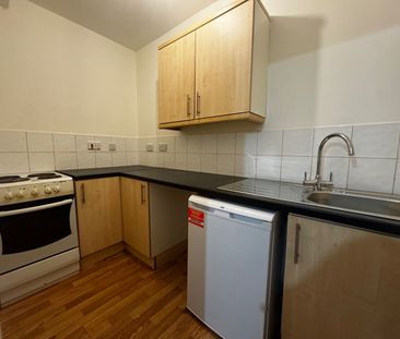 Studio Flat, Graham Road, SO14 - Photo 3