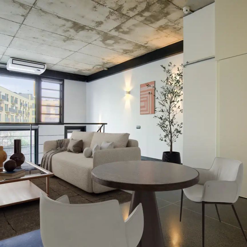 Dúplex de alquiler en Carretera de Fuencarral, Zona Industrial - Photo 1