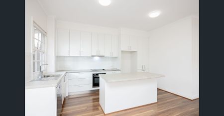 Beautifully renovated home in a prime Brunswick pocket - Photo 3