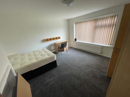 5 bedroom semi-detached house to rent - Photo 3