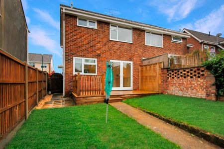 Queens Walk, Bristol, Gloucestershire, BS35 1SS - Photo 2