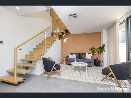 Near new stunning 4-bedroom duplex. - Photo 5