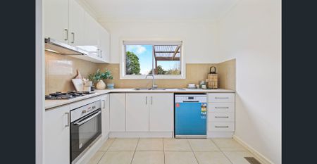 Comfortable Townhouse with convinent access to everything - Photo 4