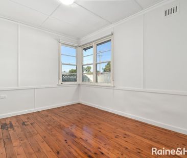 Spacious Three Bedroom Home - Photo 4