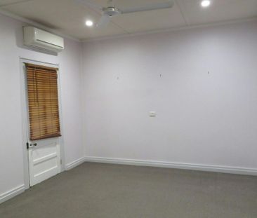 RENOVATED THREE BEDROOM COTTAGE! - Photo 5