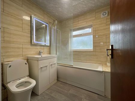 4 bedroom semi-detached house to rent - Photo 3