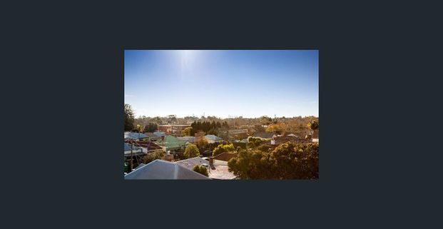 Stunning Art-Deco Style 3-Bedroom Apartment in Prime St Kilda East Location | FLARE REAL ESTATE - Photo 1