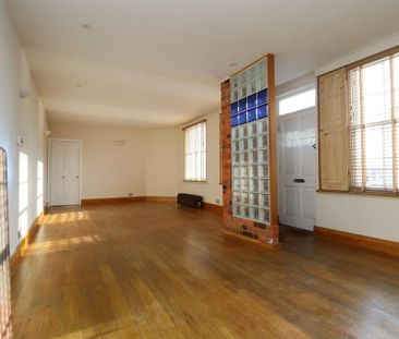 3 bedroom mews to rent - Photo 1