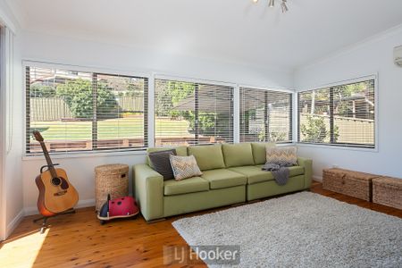 IMMACULATE FAMILY FRIENDLY HOME - Photo 2