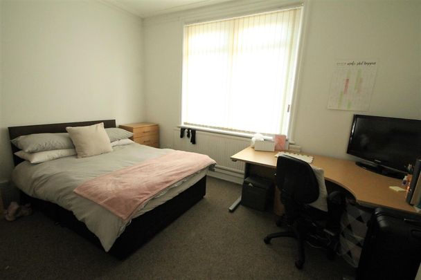 Room 2 - Photo 1