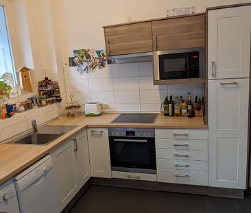 Traumhafte Altbauwohnung mit Küche und Balkon! - Foto 1