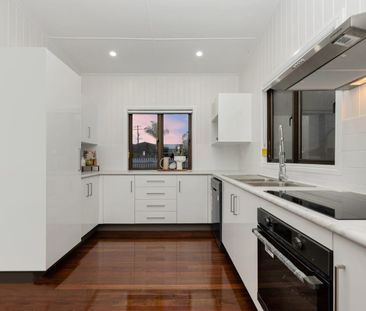 Relaxed, Contemporary Living for the Modern Family! - Photo 2