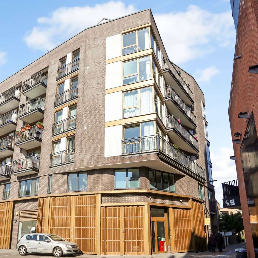 Beautiful penthouse flat in a great Hackney central location. - Photo 1
