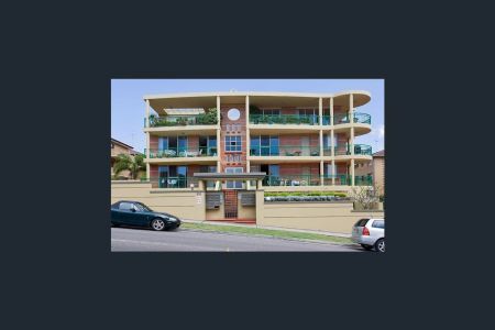Generous size 3 bedroom security apartment. - Photo 4