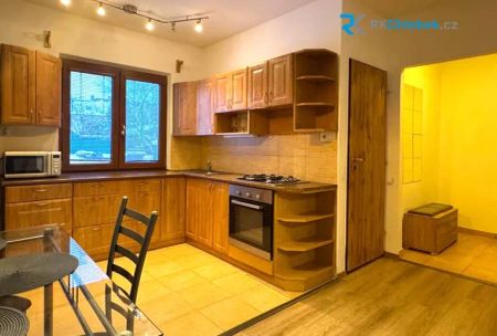 Pronájem bytu 1+1 se zahradou a parkovacím místem - Photo 5