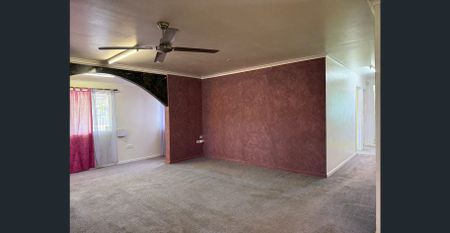 LARGE FAMILY HOUSE- 4 BEDROOMS-1 BATHROOM & POOL - Photo 3