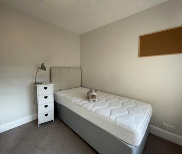 4 bedroom semi-detached house to rent - Photo 5